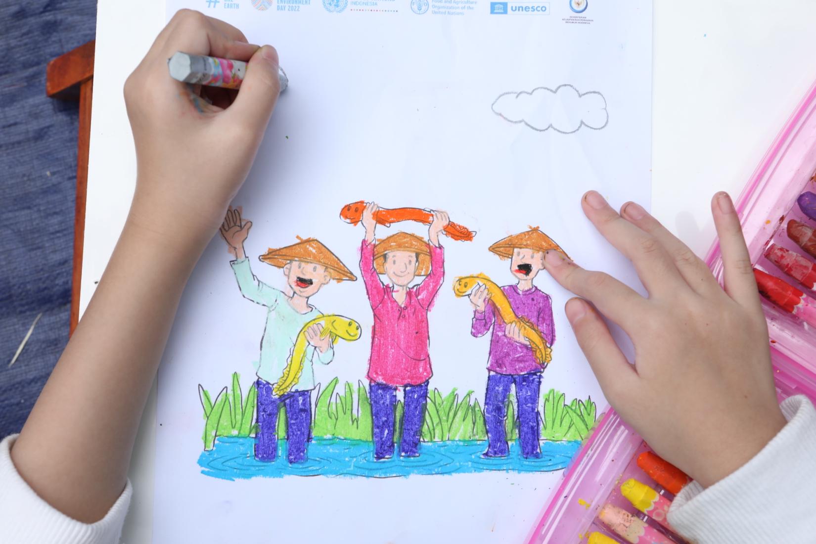 An elementary school student joins a coloring competition to raise awareness of FAO’s joint programme with the Ministry of Marine Affairs and Fisheries to protect Indonesia’s threatened inland fish species on June 16, 2022