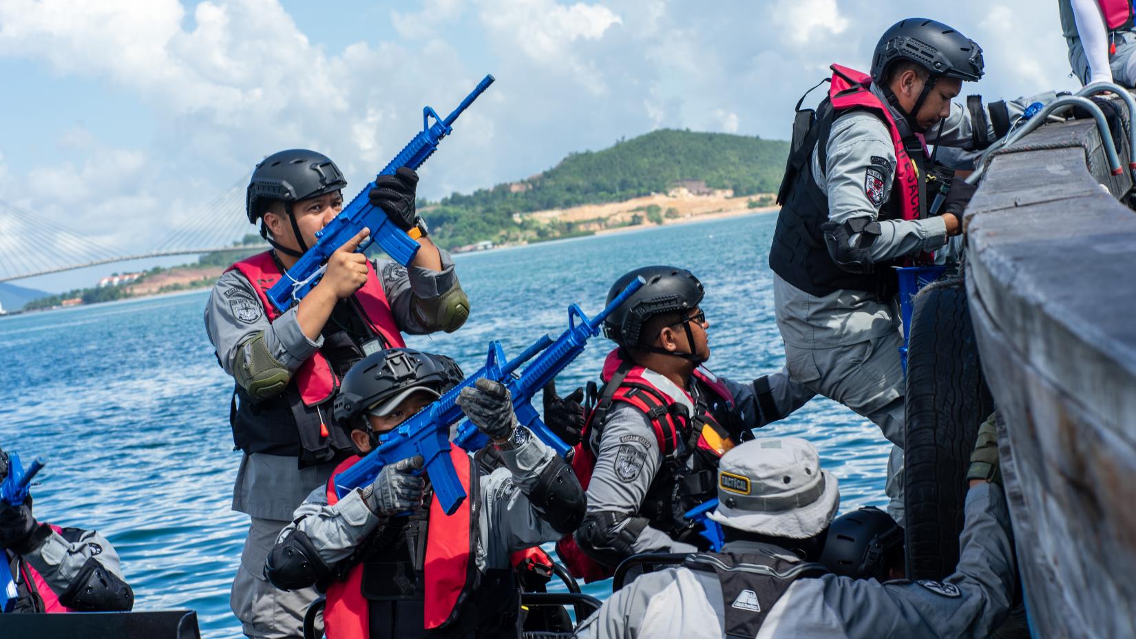Petugas dari Badan Keamanan Laut Republik Indonesia (BAKAMLA) mengambil bagian dalam latihan di fasilitas pelatihan Visit, Boarding, Search, and Seizure di Batam, Indonesia, pada tanggal 15 Juni 2023. 