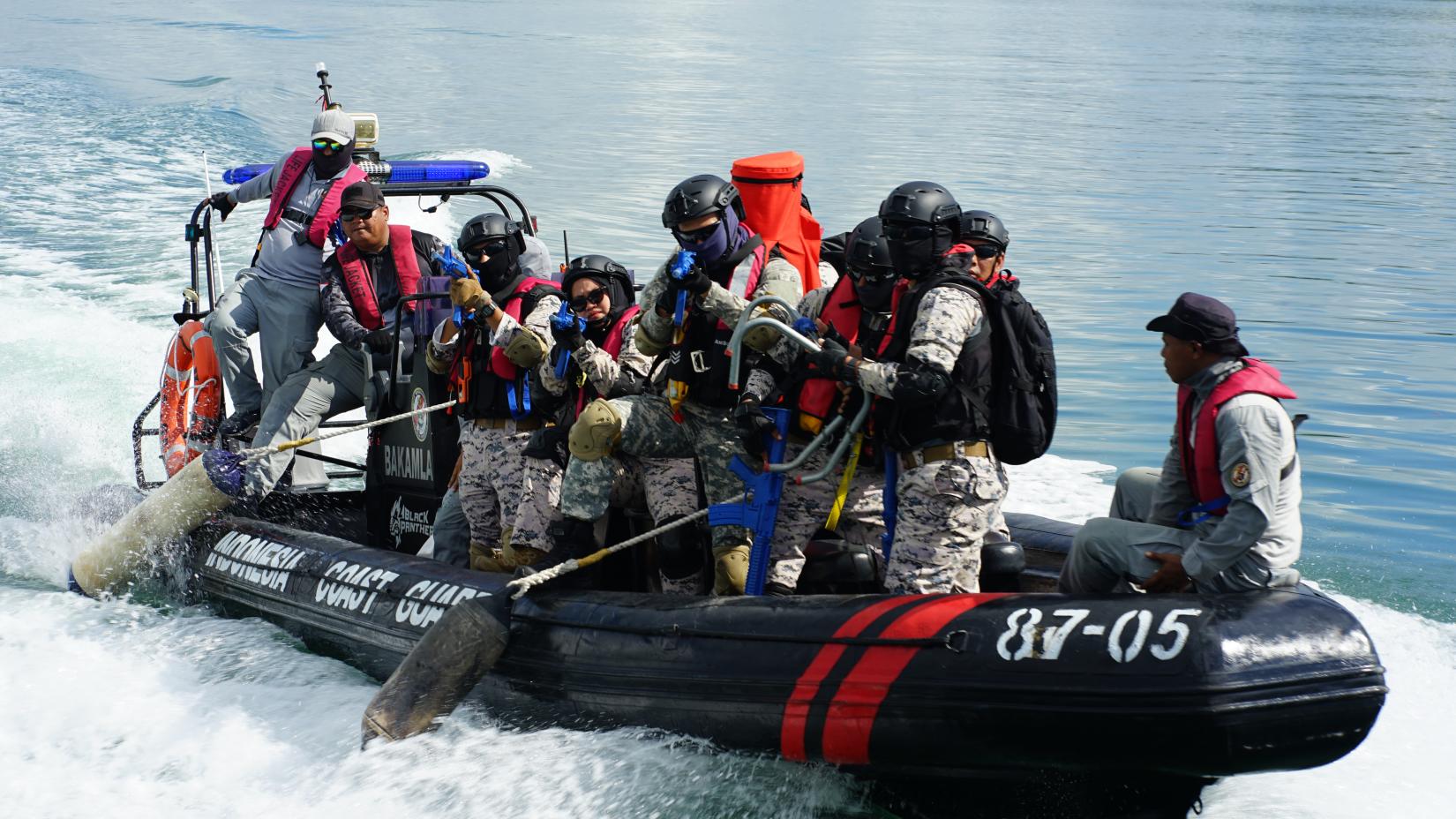 Petugas dari Badan Keamanan Laut Republik Indonesia (BAKAMLA) dan Badan Penegakan Maritim Malaysia (MMEA) ikut serta dalam latihan di fasilitas pelatihan Visit, Board, Search, and Seizure di Batam, Indonesia, pada tanggal 15 Juni 2023.