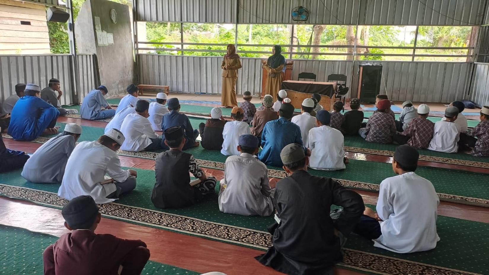 Diskusi dengan laki-laki, termasuk di pusat-pusat komunitas keagamaan, merupakan bagian dari pendekatan yang dilakukan oleh pusat kesehatan setempat di Sulawesi Tengah, Indonesia, untuk memberikan penyuluhan tentang kekerasan berbasis gender dan kekerasan dalam rumah tangga. (Foto: Puskemas Sangurara, Sulawesi Tengah, Indonesia)