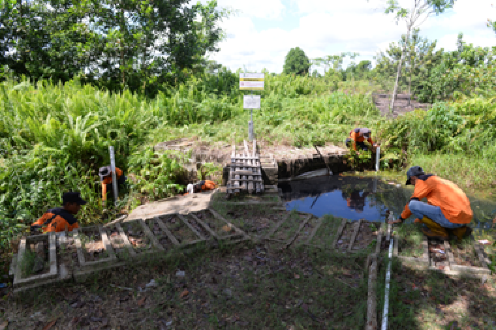 Canal blockers help retain water in peatland areas during the dry season – keeping the land moist. UNOPS helped transfer knowhow and construct this pilot canal blocker; 178 more have since been built by the government.