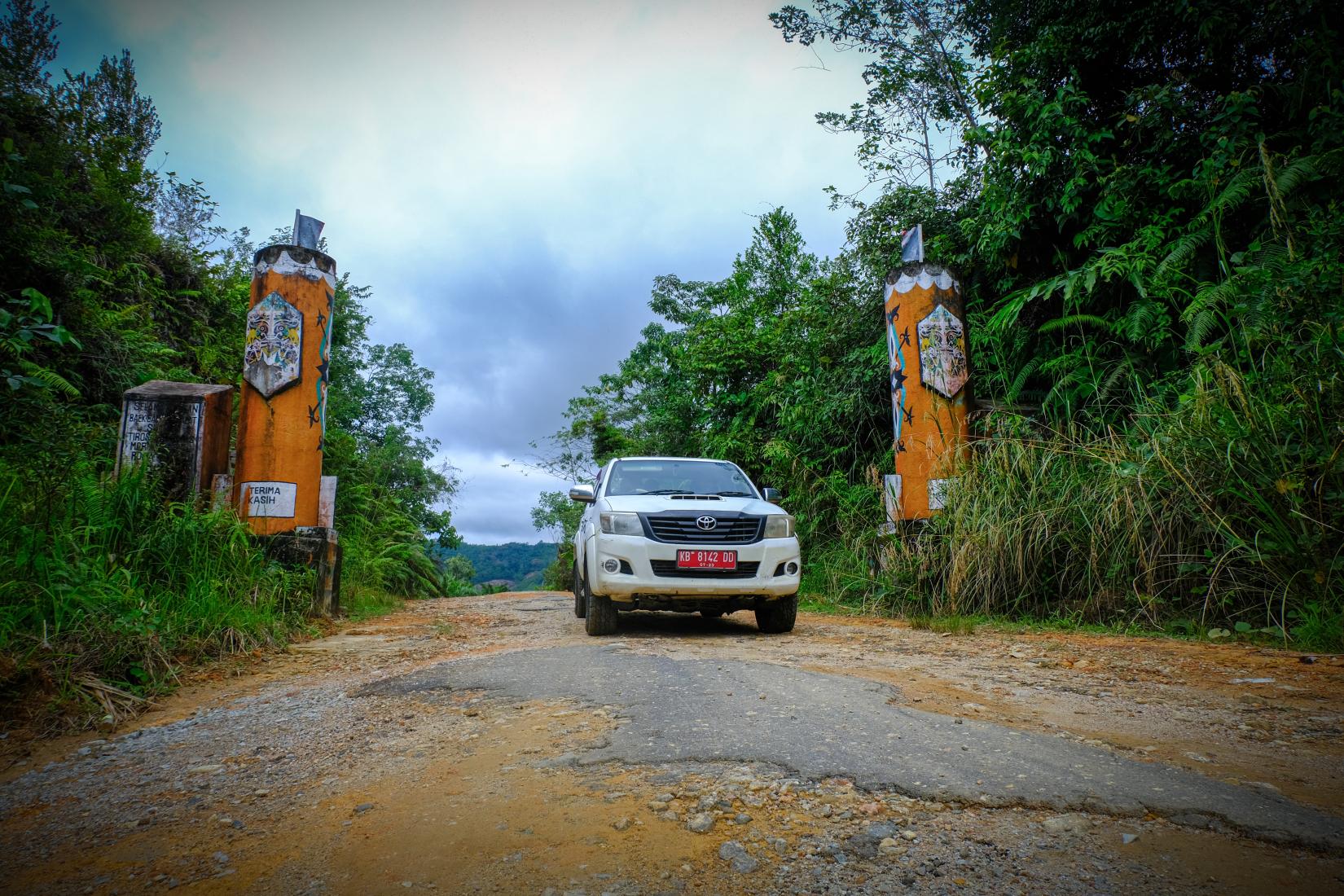 A car on the road leading to Idas