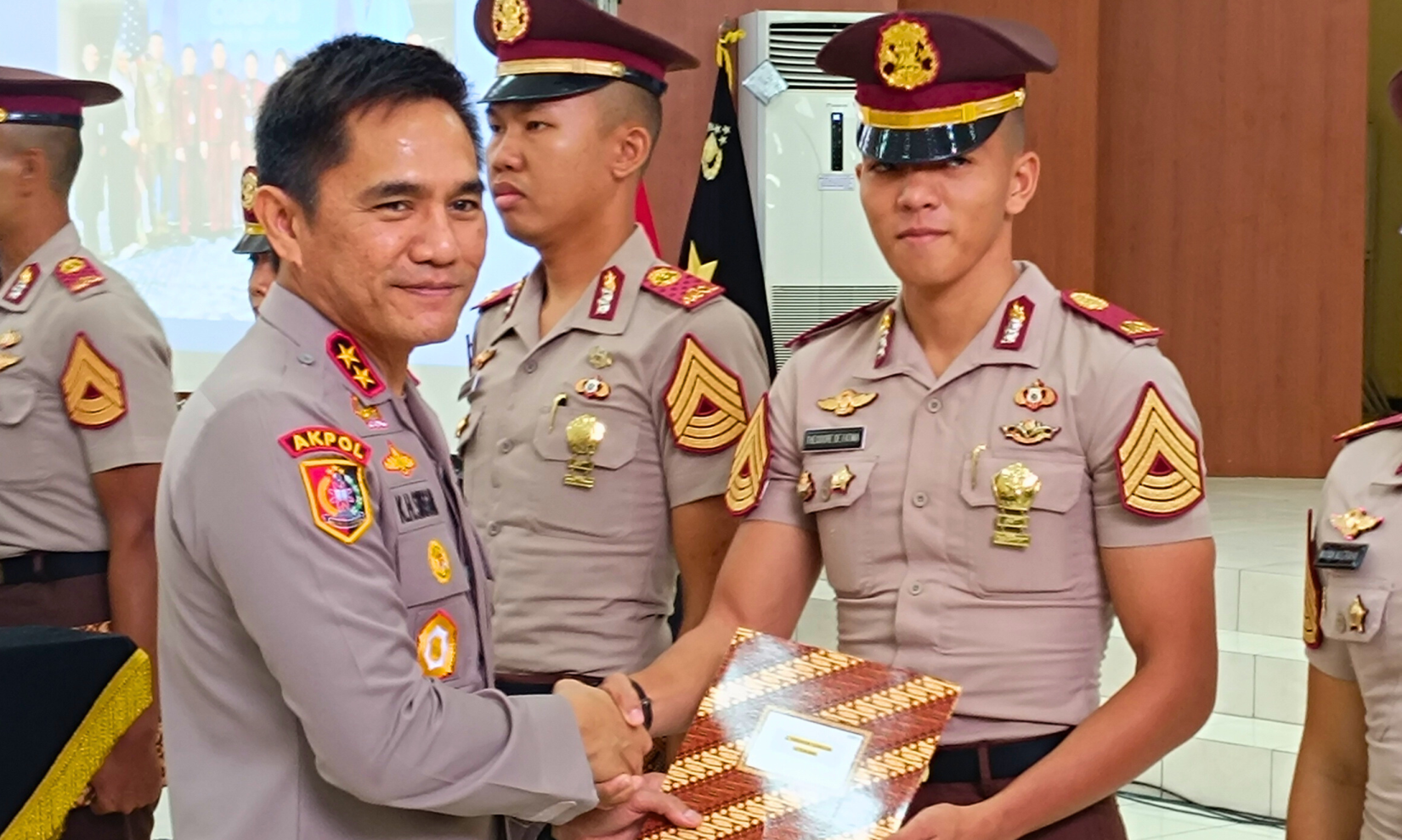 Inspector General of Police Krisno H. Siregar, S.I.K., M.H., Governor of the Police Academy, gave an award to Theodore Gomgom Octofarrel, level 4 cadet at the Indonesian Police Academy, who finished in the top 8 of the UNODC Essay Competition on Police Integrity.