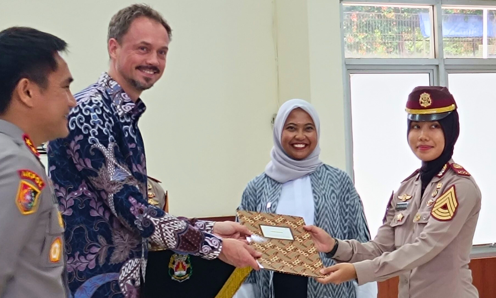 Erik Van Der Veen, UNODC Head of Office and Liaison for ASEAN, presented the award to Helena Fiorentina, 1st place winner in the UNODC Essay Competition on Police Integrity.