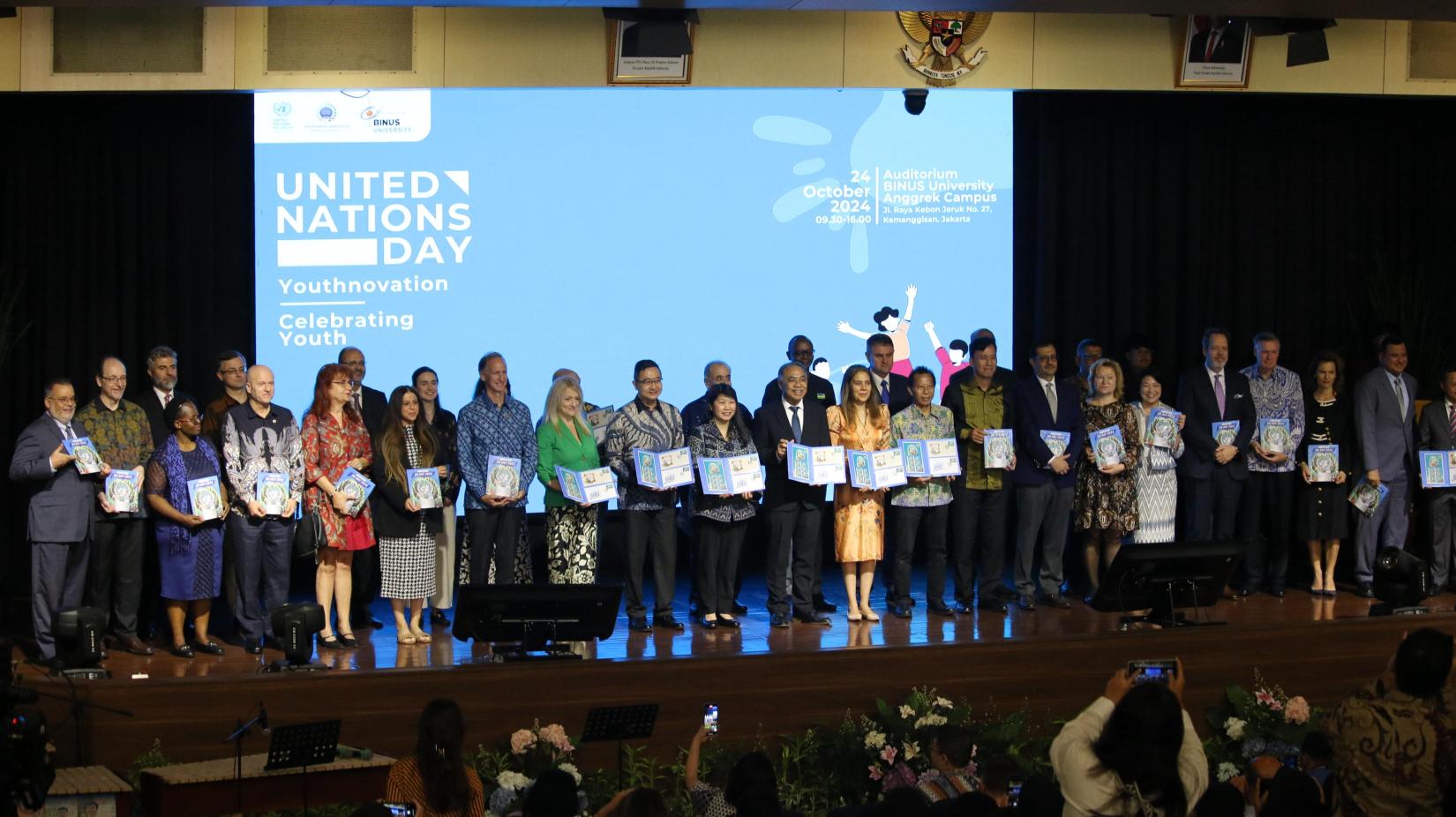 The ambassadors together with the Resident Coordinator of the UN in Indonesia showed the stamps of the winners of the 2024 UN Day competition as a form of UN cooperation with the Republic of Indonesia.