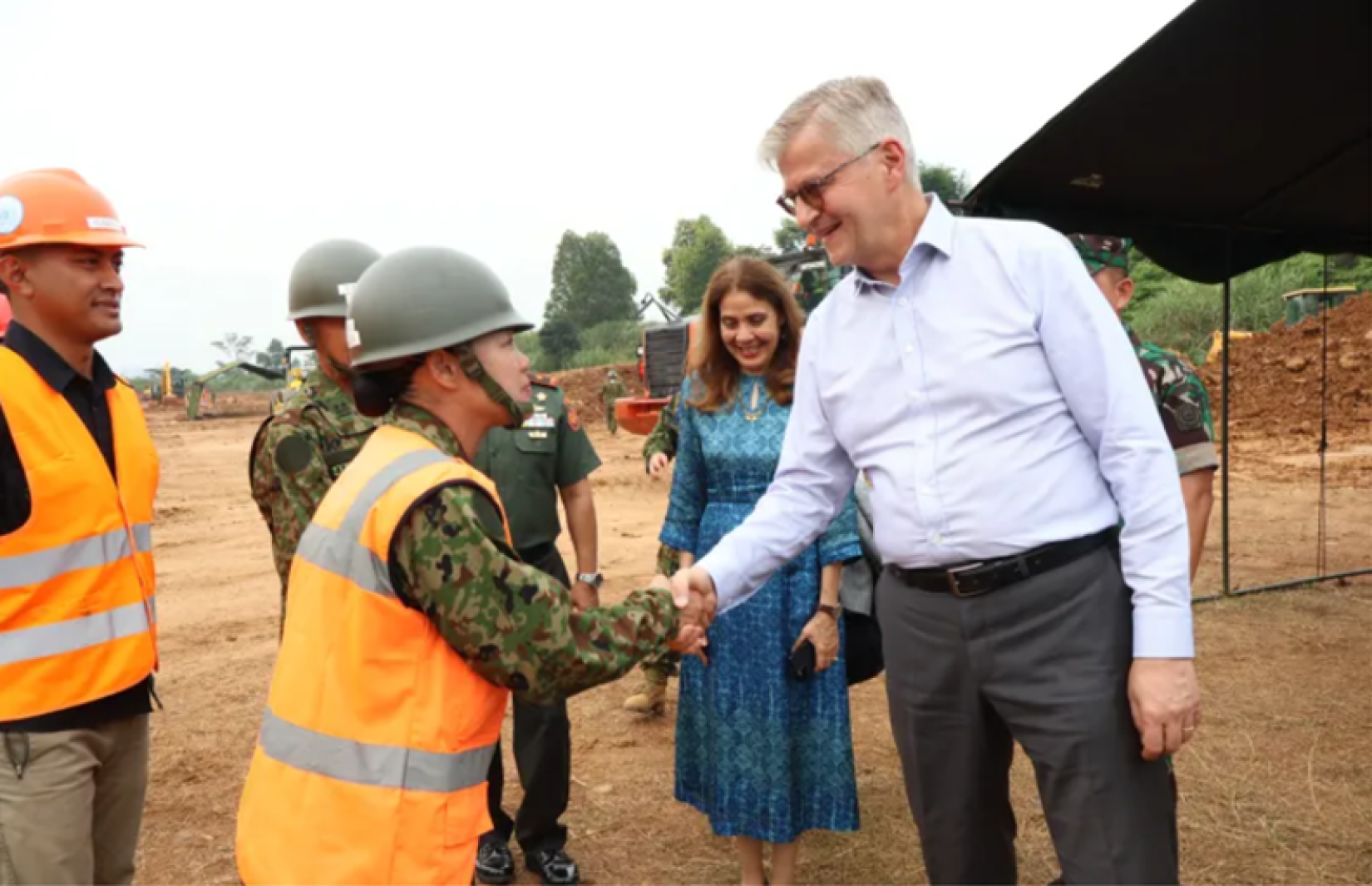 Jean-Pierre Lacroix greeting a woman peacekeeper