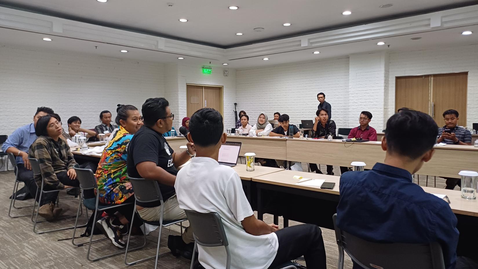 A group of youth is discussing in a meeting room