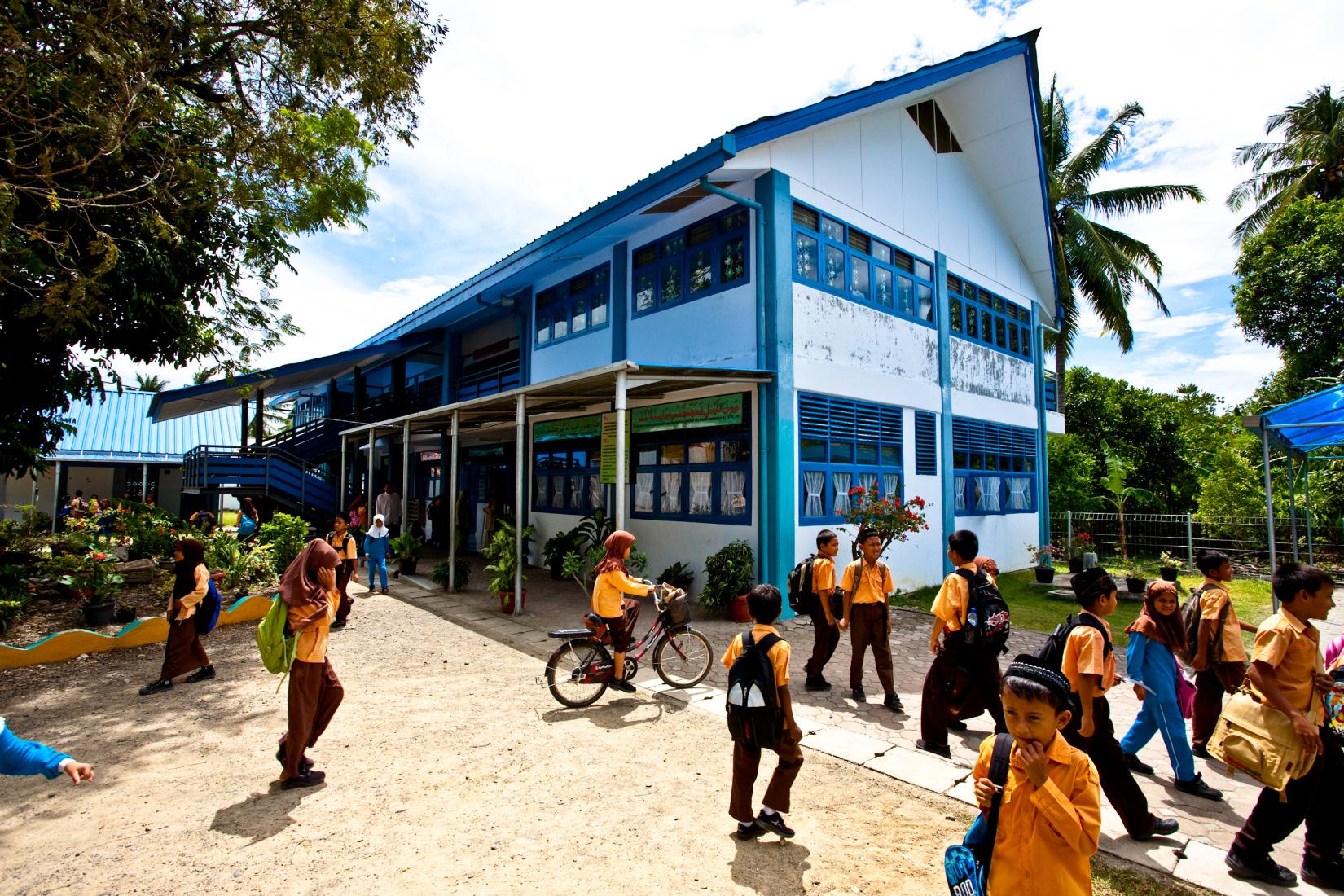 After the 2004 Indian Ocean earthquake and tsunami, UNOPS, contracted by UNICEF, built 225 primary schools with 1,467 classrooms, serving over 44,000 students in Aceh province and Nias Island. In addition, 27 integrated health nutrition and early childhood development centers were built. The buildings featured earthquake-resistant designs and improved facilities, greatly supporting post-disaster recovery and development.