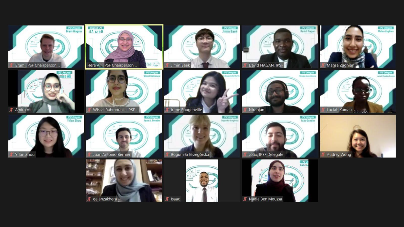 Tangkapan layar dari rapat online yang dihadiri delapan belas peserta sedang tersenyum ke layar.