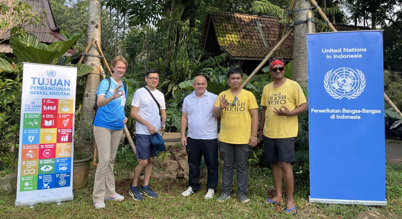 Representatives from UN in Indonesia, Forum Komunitas Hijau Nusantara, and Joglo Nusantara Setu Pengasinan, took picture together after planting trees.
