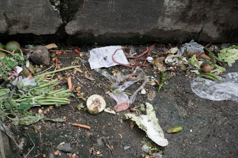 Sampah sampah ditemukan di setiap sudut pasar, kebanyakan dari sayuran yang dibuang.