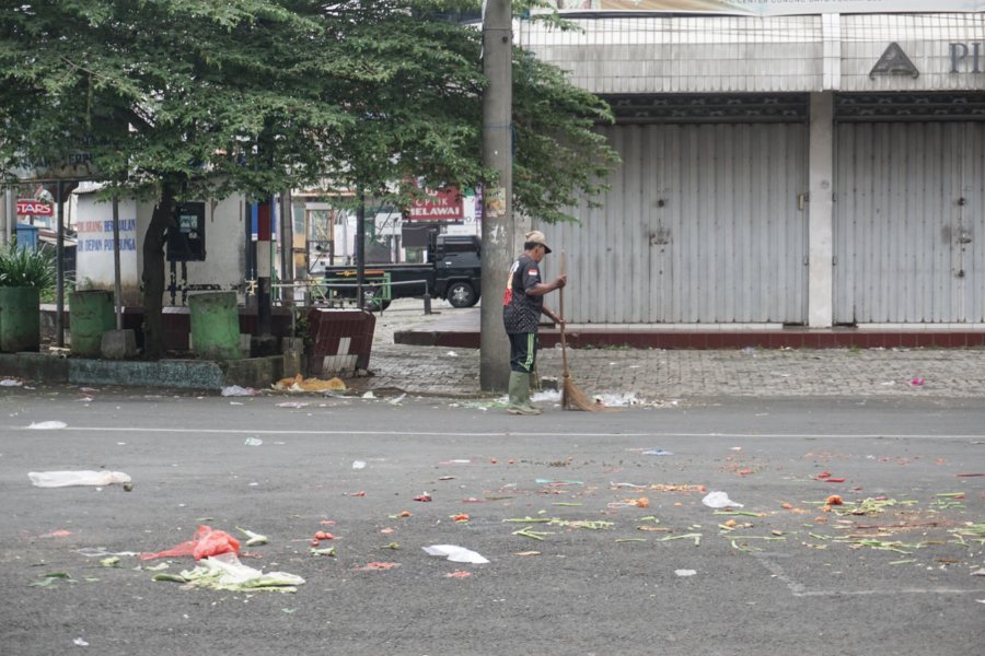 Layanan kebersihan jalan menyapu sampah dan puing-puing yang berserakan di sepanjang jalan.