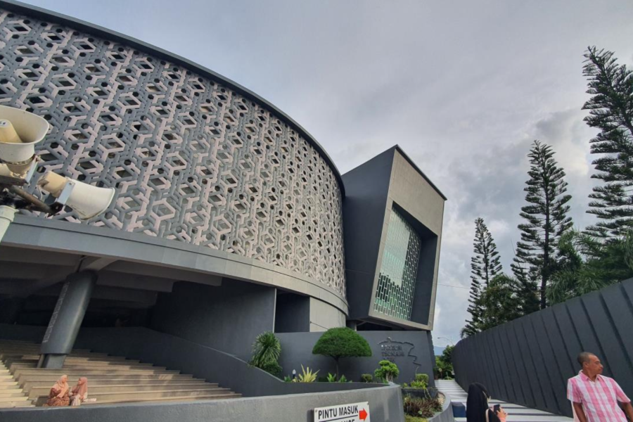 The side part of the Aceh Tsunami Museum building has a round shape.