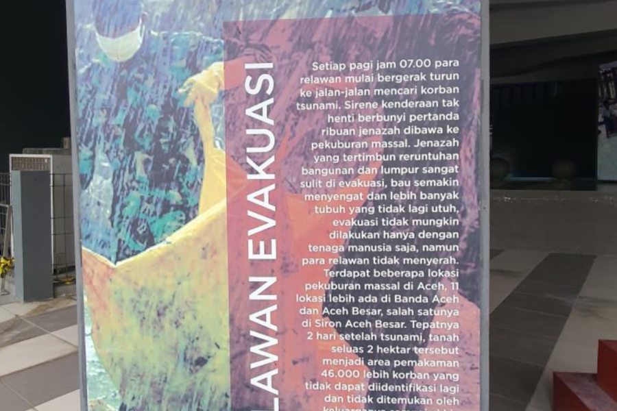 One of the documentations from Aceh Tsunami depicting volunteers' struggle to rescue the tsunami victims is showcased at the Aceh Tsunami Museum.