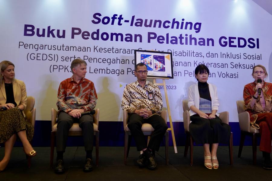 Kepala Perwakilan PBB di Indonesia, Valerie Julliand, duduk di paling pinggir disebelah empat orang lainnya untuk peluncuran publikasi GEDSI.