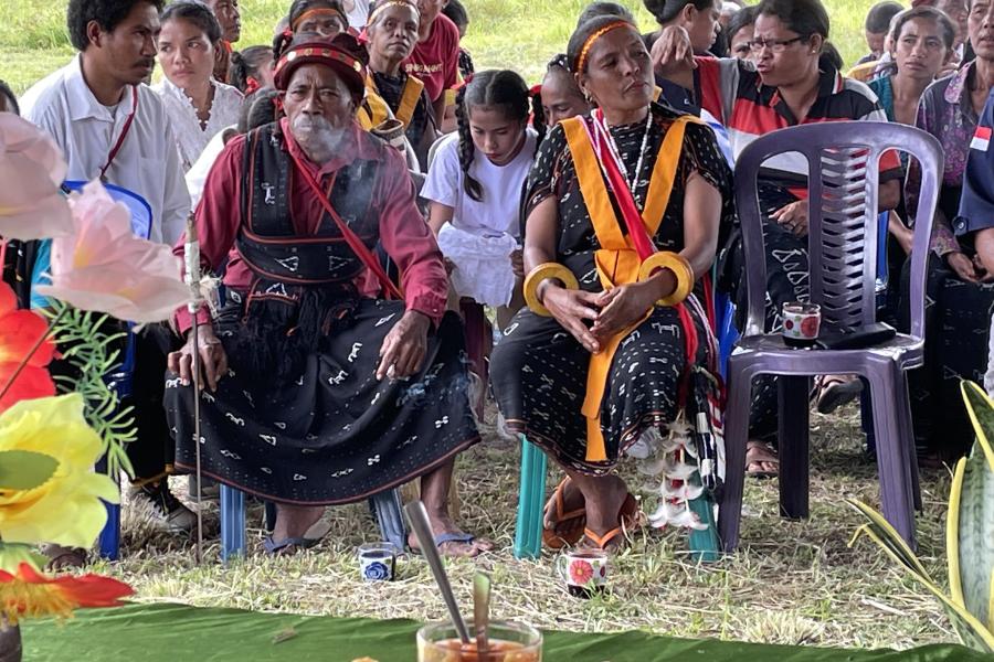 Pria dan wanita menggunakan baju adat Flores duduk di barisan paling depan di acara kumpul bulanan Inegana.
