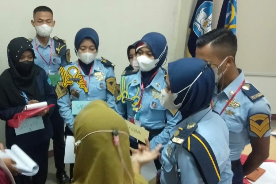 Delapan orang dari Politeknik Maritim di Semarang sedang menjalankan simulasi untuk mengatasi kekerasan seksual.