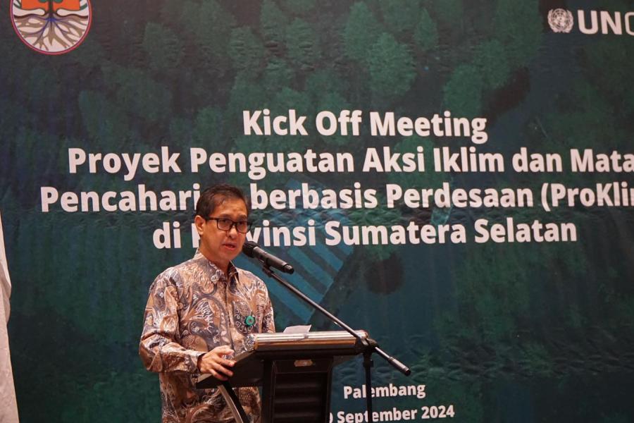 Dr. Irawan Asaad, Director of Climate Change Adaptation at the Ministry of Environment and Forestry, presented the partnership report between UNOPS and the Ministry.