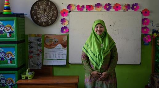 A woman in green hijab in a classroom