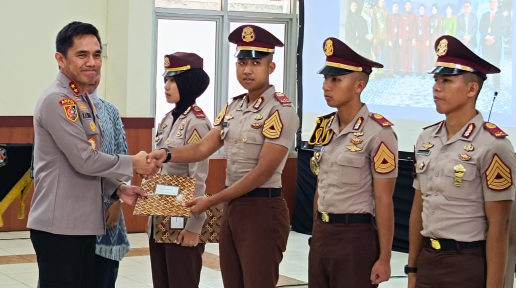 Inspector General of Police Krisno H. Siregar, S.I.K., M.H., Governor of the Police Academy, gave an award to Ilham Muhammad Dzaki, 2nd winner of the UNODC Essay Competition on Police Integrity.
